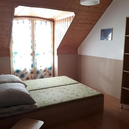 Bed & Breakfast Hegyhat-izmeny Ueduelohaz *