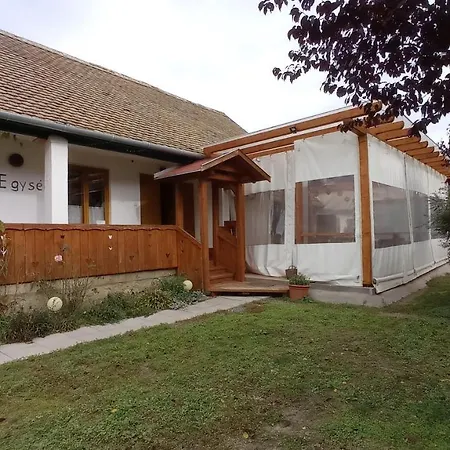 Bed & Breakfast Hegyhat-izmeny Ueduelohaz Izmeny